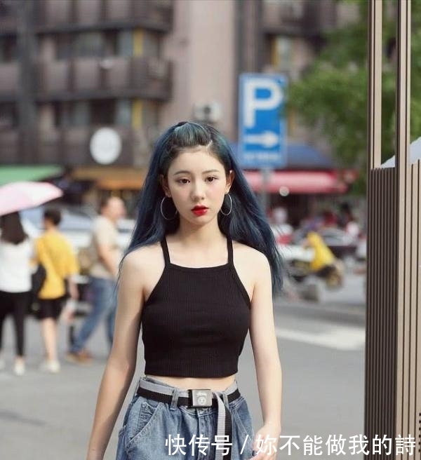  「整体穿搭」美女这牛仔裤，今年很流行吧
