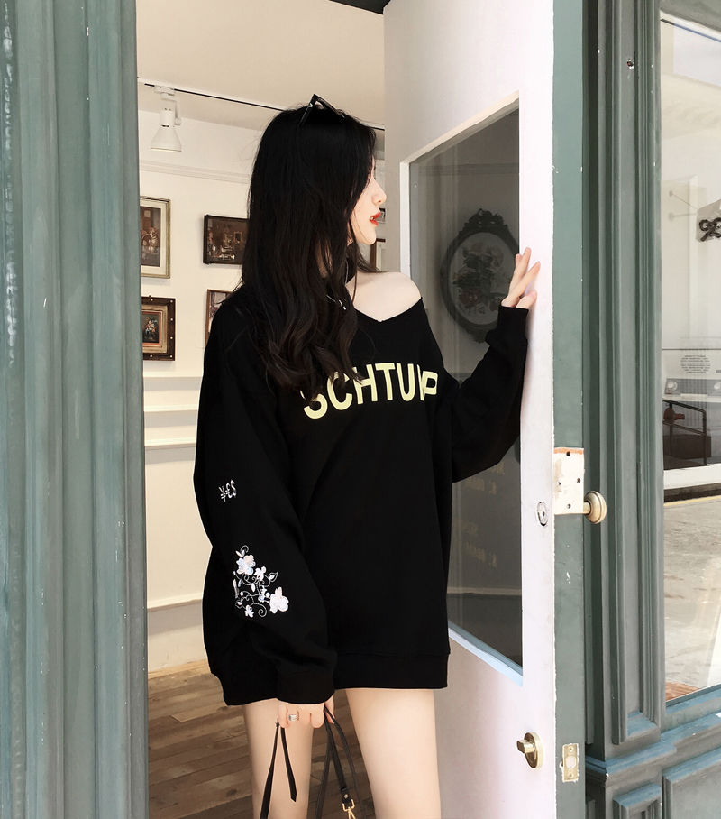 女人过了40要打扮的嫩一点，穿这卫衣裙+平底鞋，时髦小清新范