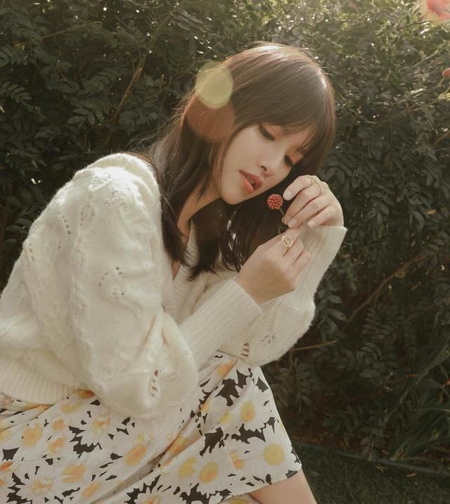  『忍不住』初夏简约风少女穿搭,展现温柔可爱一面,让男友忍不住多看几眼