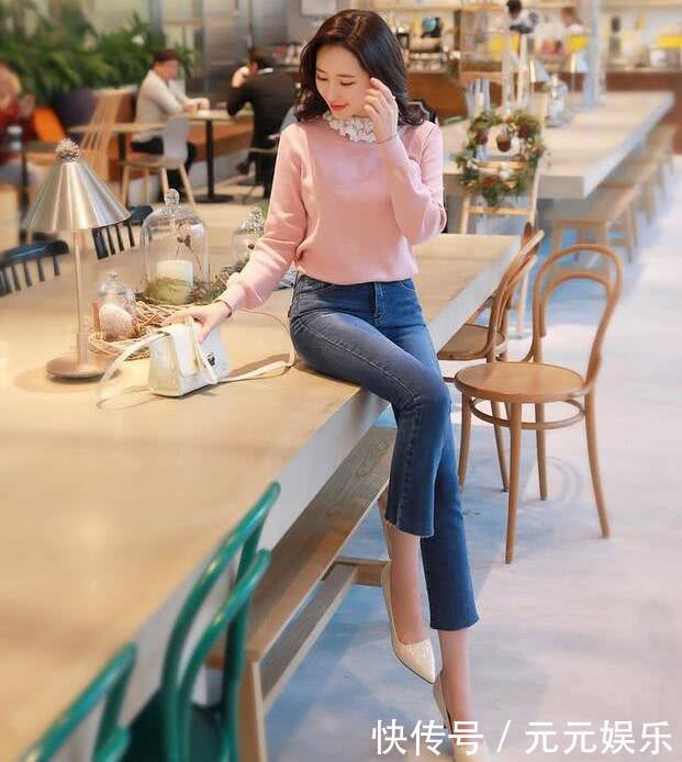 优雅大方的小姐姐身穿紧身牛仔裤，搭配上紧身衣，尽显迷人的曼妙