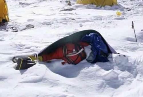 攀登珠峰的“潜规则”,8000米以上无道德,摔倒后基本没人扶