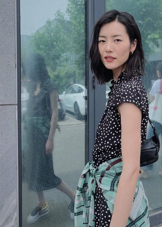  『女人』真正会穿的女人，穿裙子很少配高跟鞋，看刘雯的穿搭就知道了！