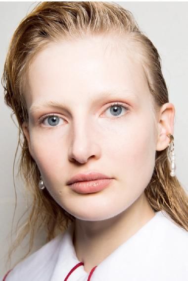 想咬自己的嘴唇一口