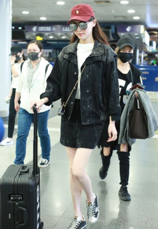 唐嫣身穿牛仔短裙露出细长麻杆腿，网友:不热吗?