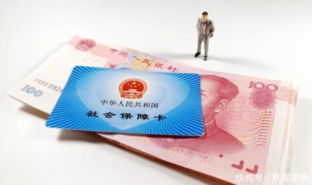  【上班】公司代缴社保十五年和不上班个人缴十五年，退休养老金