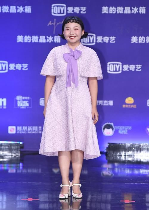  「洋子」辣目洋子没颜值没身材，却靠气质涨人气，紫色裙穿出少女魅力
