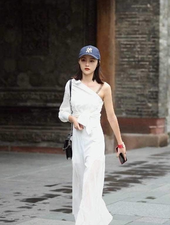 美女|街拍:俏皮可人的美女,彰显不俗品味