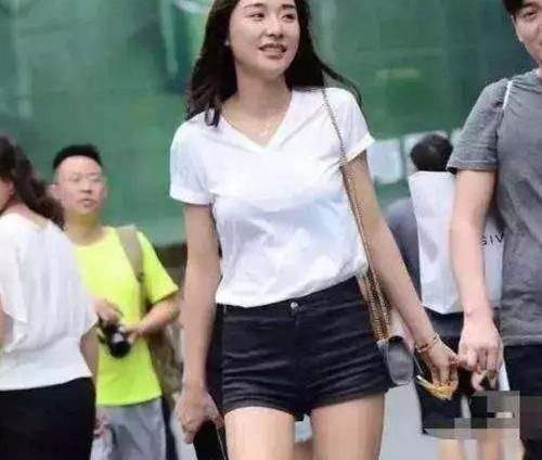  『气质』美女时尚街拍：窈窕淑女的美女，一条玫红色的连衣裙，时尚美丽大方气质
