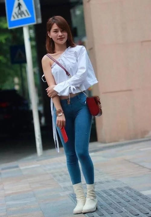 街拍身段和气质都很拔尖的美人，美的各有千秋，一点点不输明星