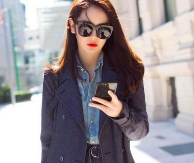 同样是穿风衣，迪丽热巴和戚薇两个人的差别也太大了吧!