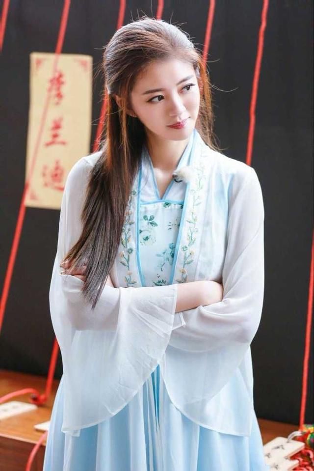 安以轩要是生在古代绝对是“红颜祸水”，网友：美到无可挑剔！