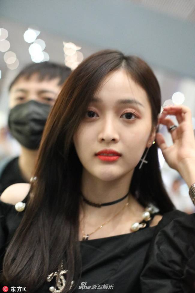 吴宣仪回归火箭少女后亮相 香肩红唇直发妆容精致