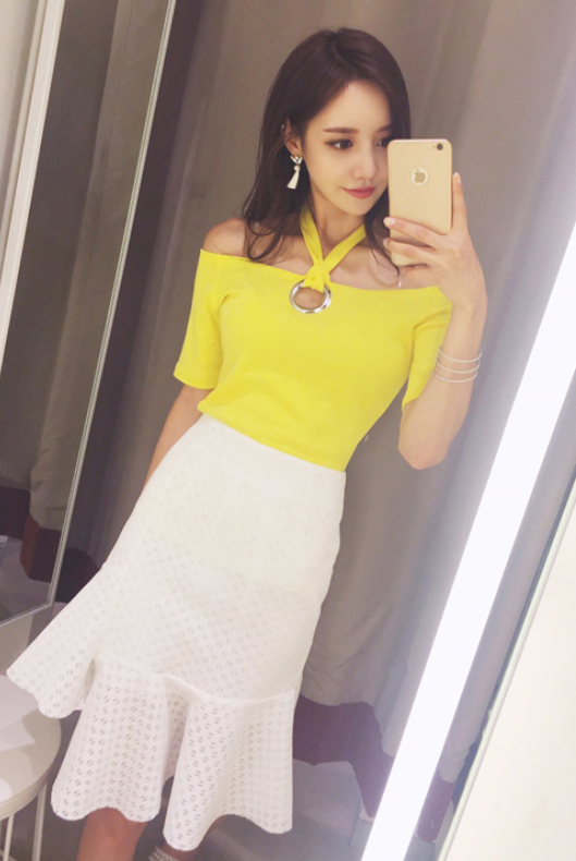 紧身包臀裙：舒适养眼的年轻妹子，身材太棒了，让人一眼难忘！