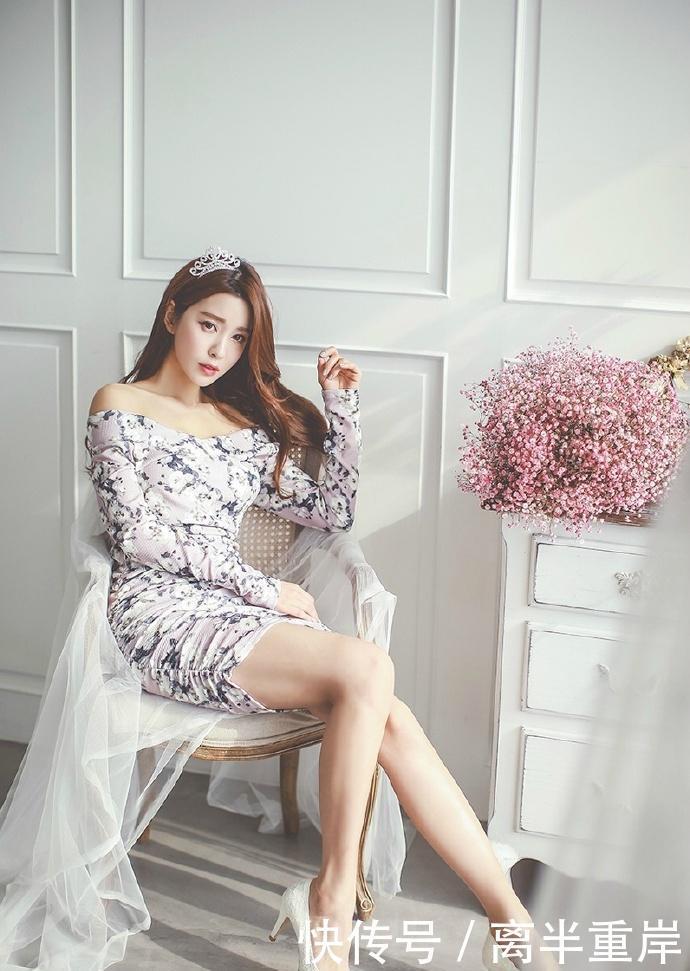  #碎花#街拍：碎花裙气质美女，在大街上演绎别样的美丽风景