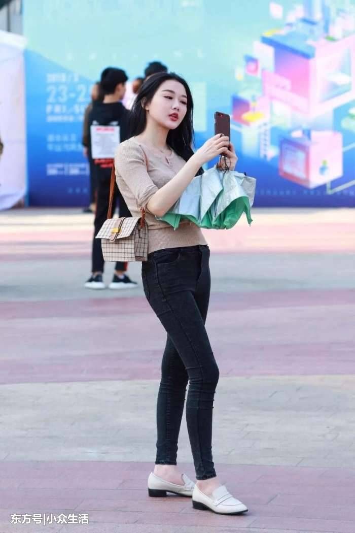 街拍:浅紫紧身裤尽显女神范, 小姐姐简约大气, 让人过目不忘