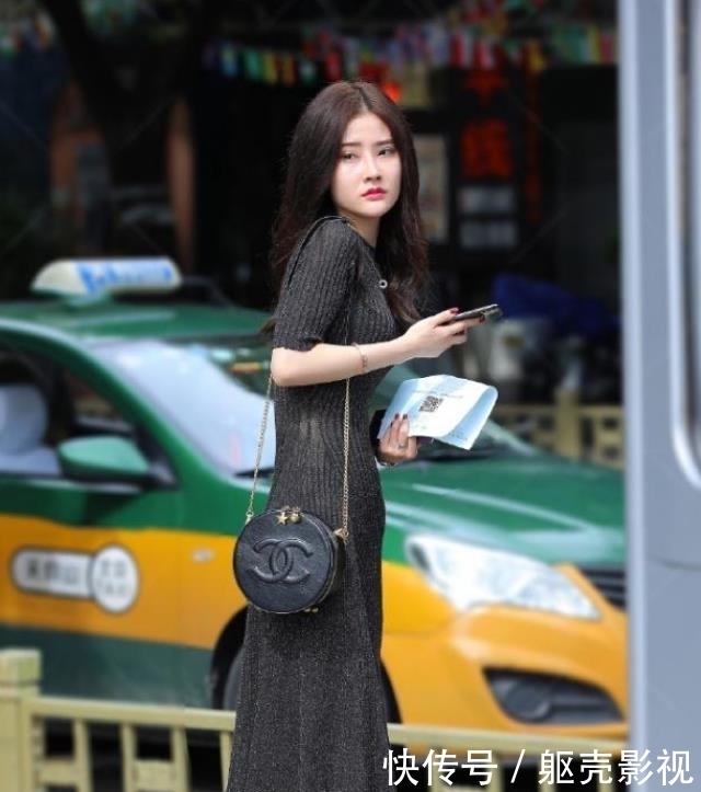  美女：美女街拍：清纯可人的小姐姐，气质优雅，穿出窈窕精致的美感！
