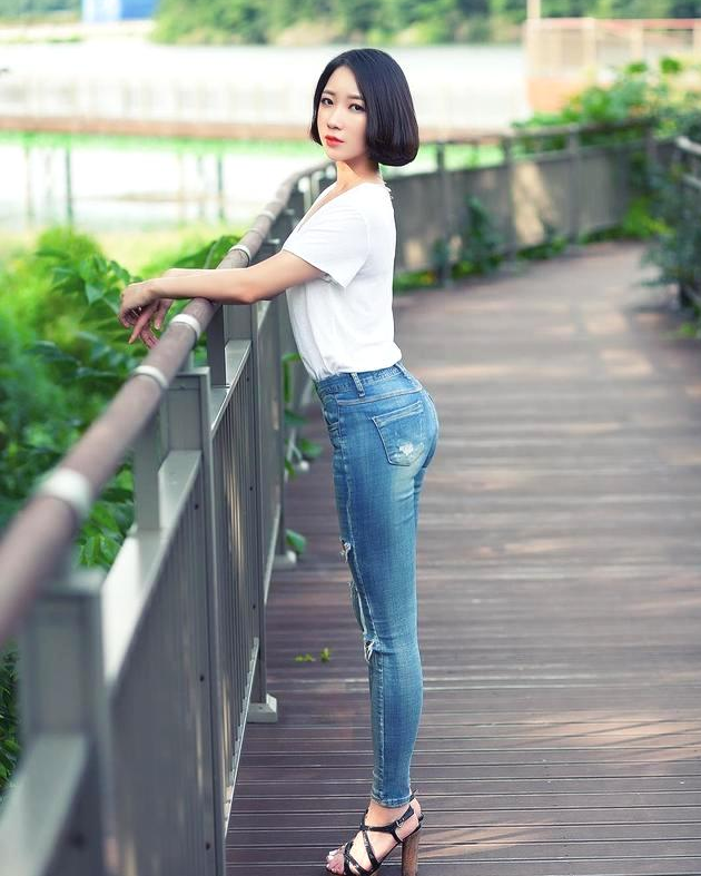 牛仔裤紧致时尚，紧身高腰设计，体现女性精致秀丽气质