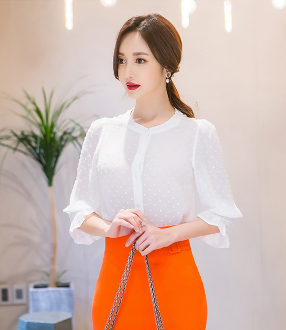 女神孙允珠,黑白斑驳圆点拓花微透轻纺衫
