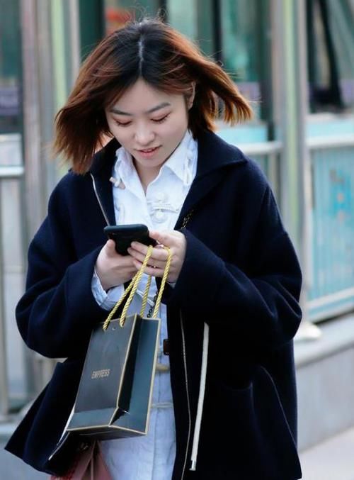  【搭配】街拍：沉鱼落雁的美女，一件白色上衣配黑色短裤，时尚青春靓丽美