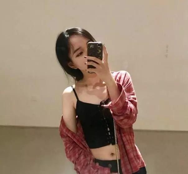 女孩子穿成这样难道就是暴露狂吗