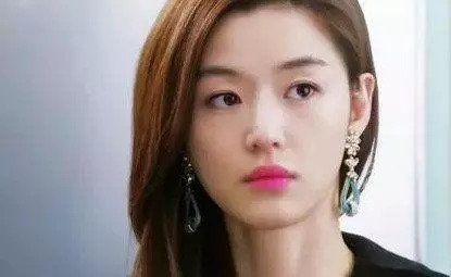 趁着清宫剧大火，故宫把文物上的颜色变成了20款口红色号