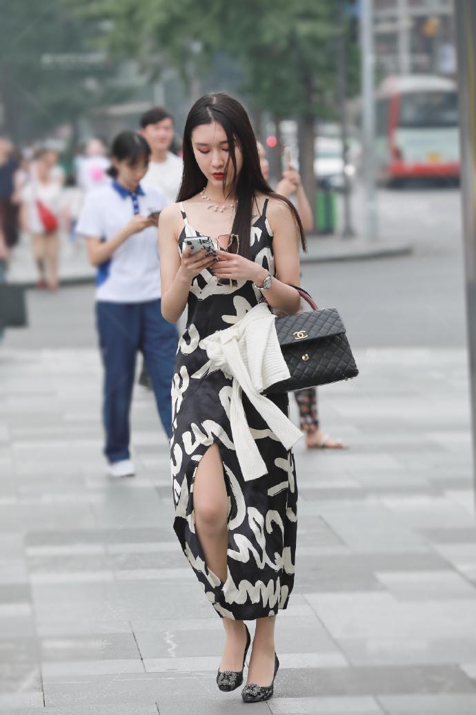 气质|街拍:书香气质的小姐姐,自己在裙子上“作画”,才女就是不一样