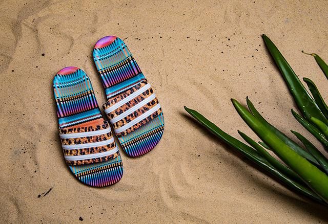 豹纹加持!adidas 的巴西风拖鞋专为夏季准备!