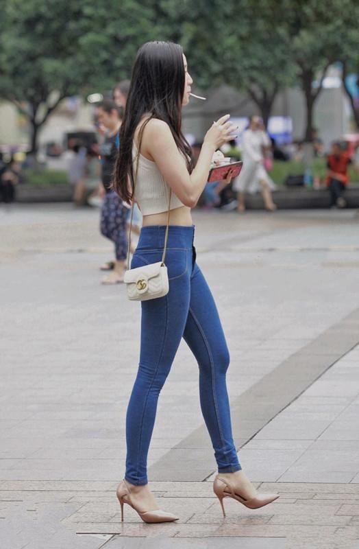 路人街拍，这个可以夏季带你嗨翻天，几款简约穿搭打造完美的你!