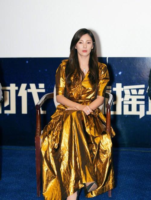 张雨绮可攻可甜,白色礼裙格纹西装统统hold住,网友:仙女本仙!