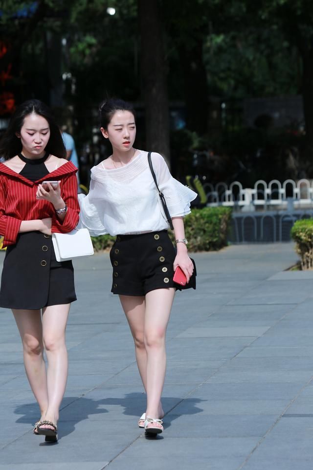  『舍不得』街拍手机不离手，小姐姐们都舍不得放在包里
