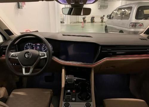  『途锐』新款顶配大众途锐提车，行驶近千公里，车主：除了油耗其它都满意