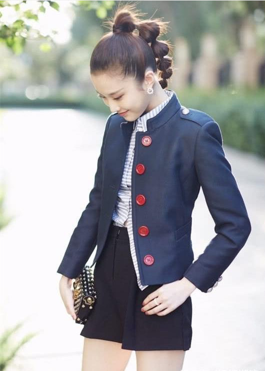 张慧雯为显腿长，脚踩“两根针”出门，短裤短到大腿根！