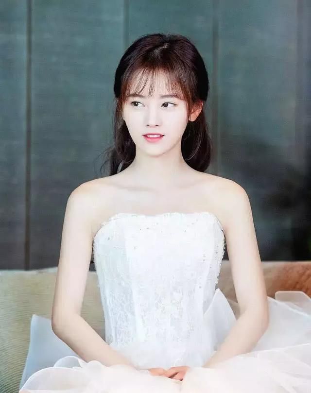 “袜子鞋”刚走,鞠婧祎就穿起了“袜套鞋”,少女感全靠它了!