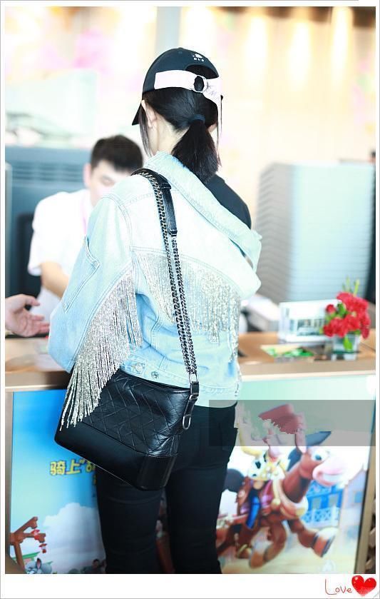 谢娜太强了！成功解锁牛仔外套新穿法，网友却说：亮点都在后背上