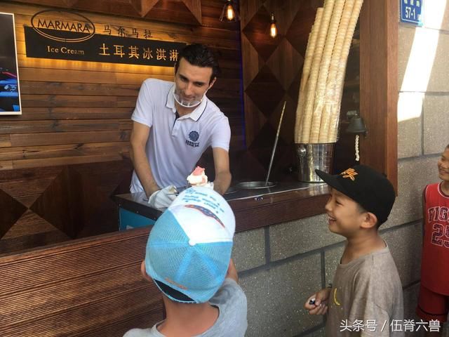 又1网红现出原形!关掉滤镜秒变大妈,直播辟谣整容弄巧成拙!