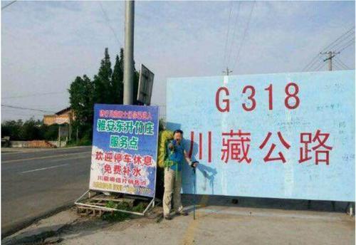 70后大叔单人自驾沃尔沃走川藏线, 一路不停的载着穷游搭车女生