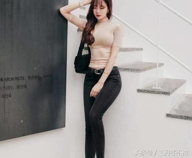 时尚牛仔展活力，清新修身又性感，点评:跟着感觉走绝不脱潮流