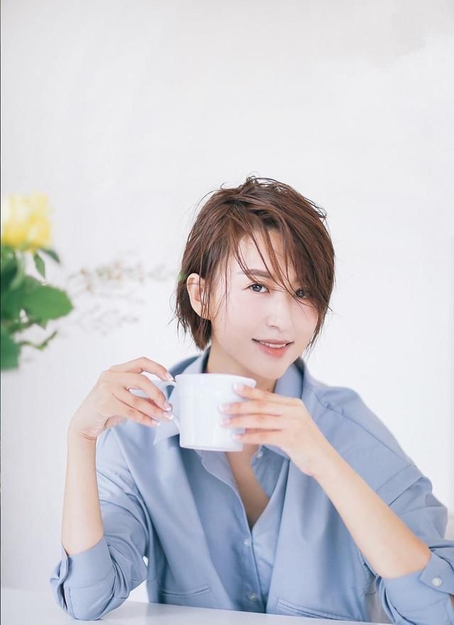  「气质」张蕾 罕见写真，只穿淡蓝色衬衫凹造型，凌乱短发气质惊艳太撩人