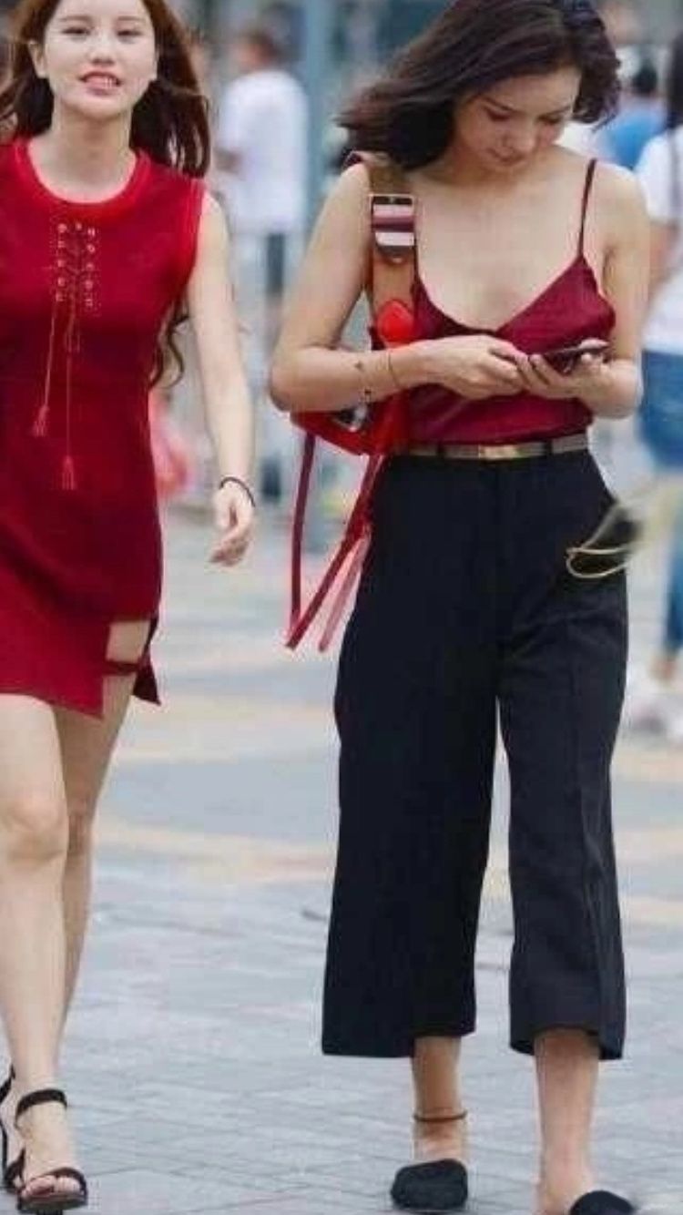街拍丨成熟美妇人，身着清凉吊带衫，风韵犹存!