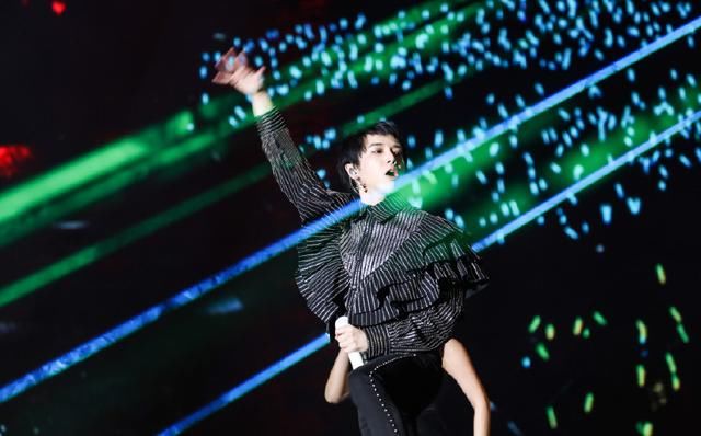 28岁华晨宇火星演唱会完美收官，个性红流苏确定不是啦啦队道具？