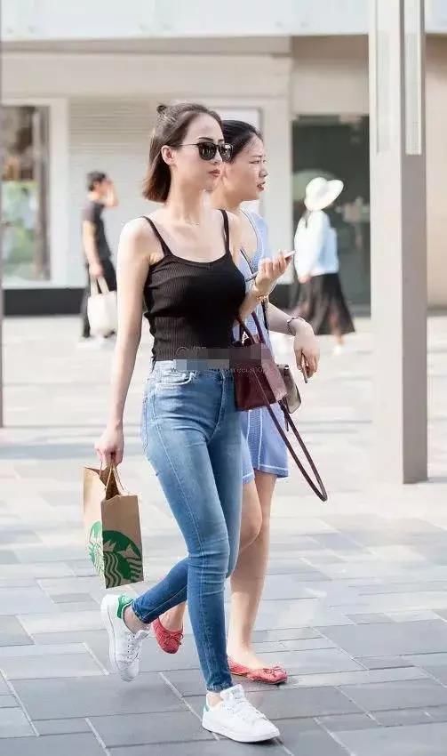 街拍：小姐姐简单清爽的穿着，散发出迷人的女人味
