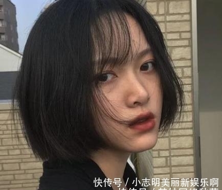  『随便』女人别随便烫头发，4款简约好看的发型，让你年轻五岁