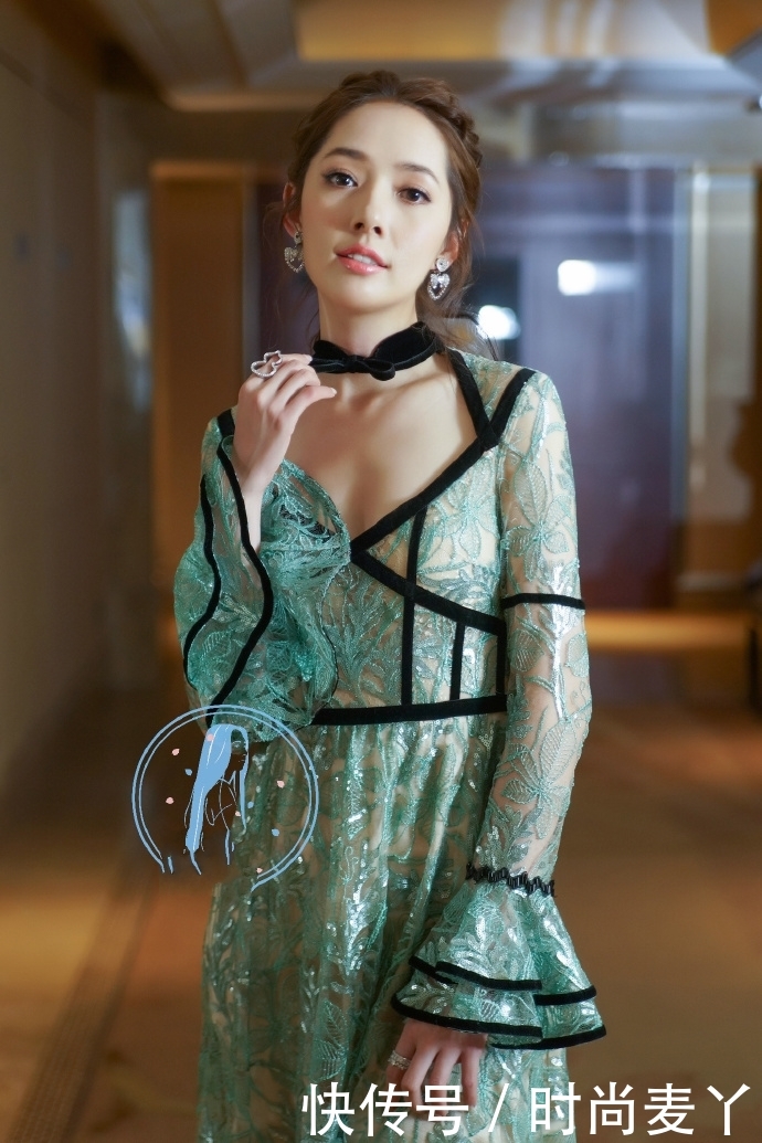 郭碧婷真尴尬！裙子上身穿的这么皱，网友：女神形象不复从前！