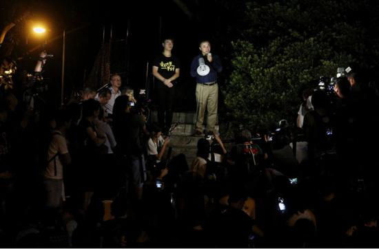 谴责暴力分子后被人贴标语侮辱 港大校长 : 反对暴力