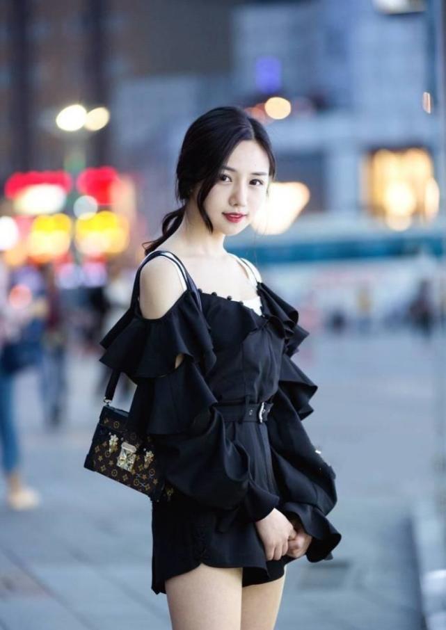 街拍：炎炎夏日，美女们都打扮的很漂亮，个个颜值高身材好