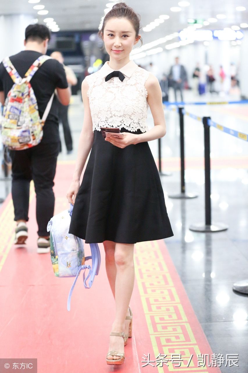 舒畅现身北京机场，露趾高跟鞋搭配短裙秀出美脚丫和美腿