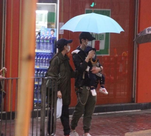  #郑嘉颖#郑嘉颖抱娃带妻去逛街，儿子Rafael萌态十足，发现被跟拍面露不悦