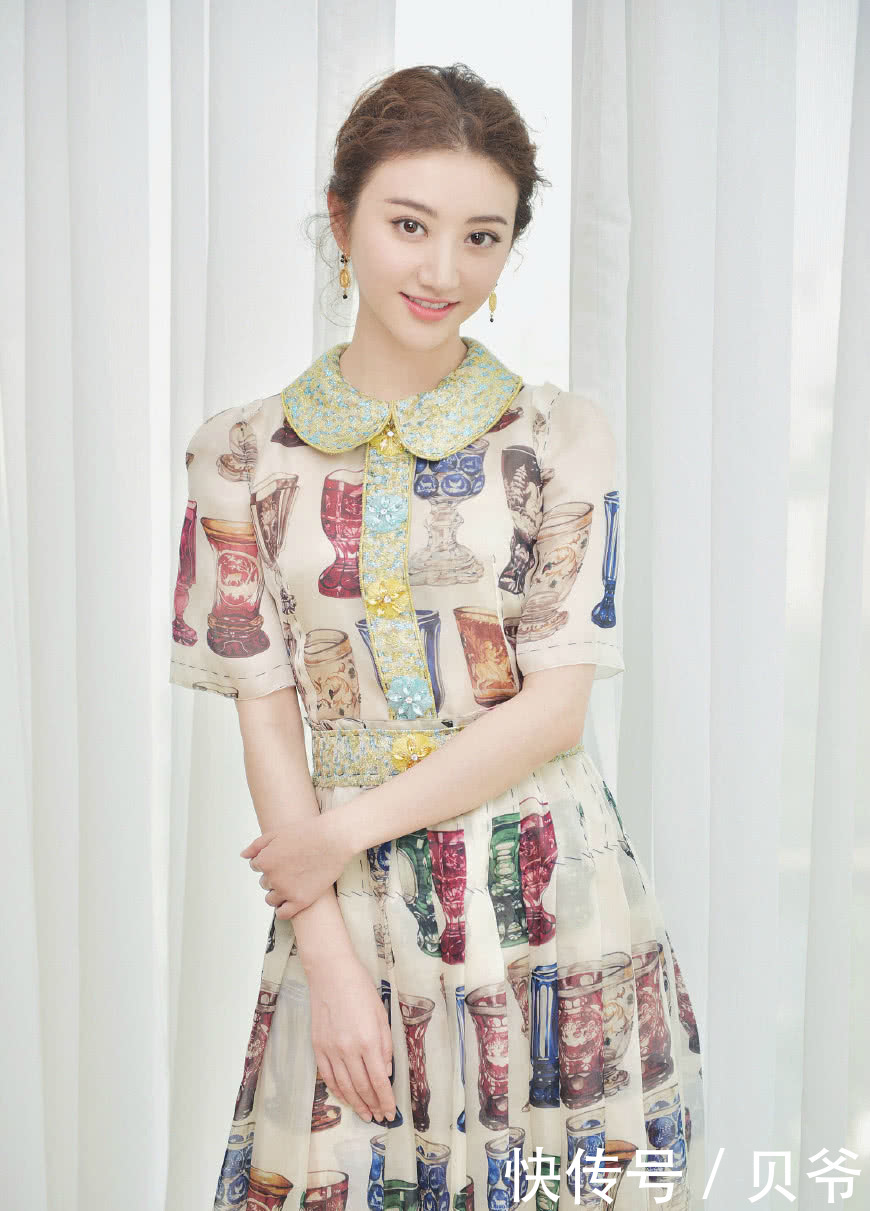 景甜时尚拍摄，尽显温雅可人的女神气质