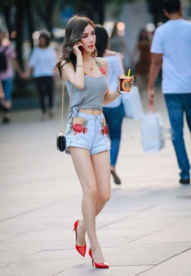 紧身裤让你在人群中做亮眼,整体优雅高贵,并且胖瘦都合适