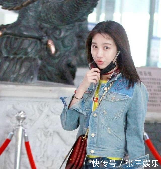 李菲儿真会玩, 短裤卷了一层又一层, 可搭配渔网袜又是几个意思?